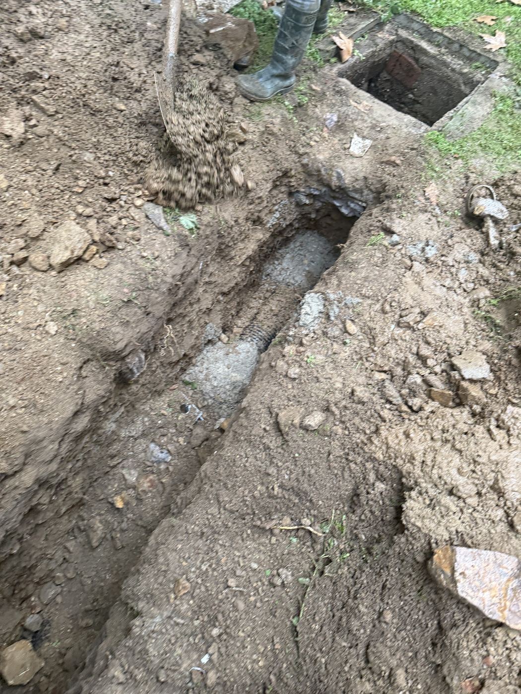 Parsel içi yeni kanalizasyon koruge borusu döşeme ve dolgu işlemi